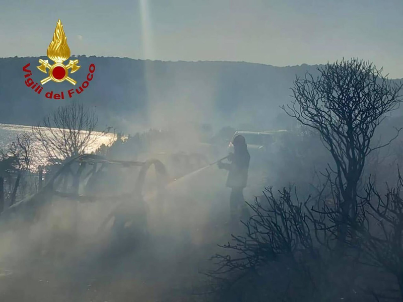 Mehrere Autos brannten am Küstenabschnitt Punta Molentis. - Foto: -/Vigili del Fuoco/dpa