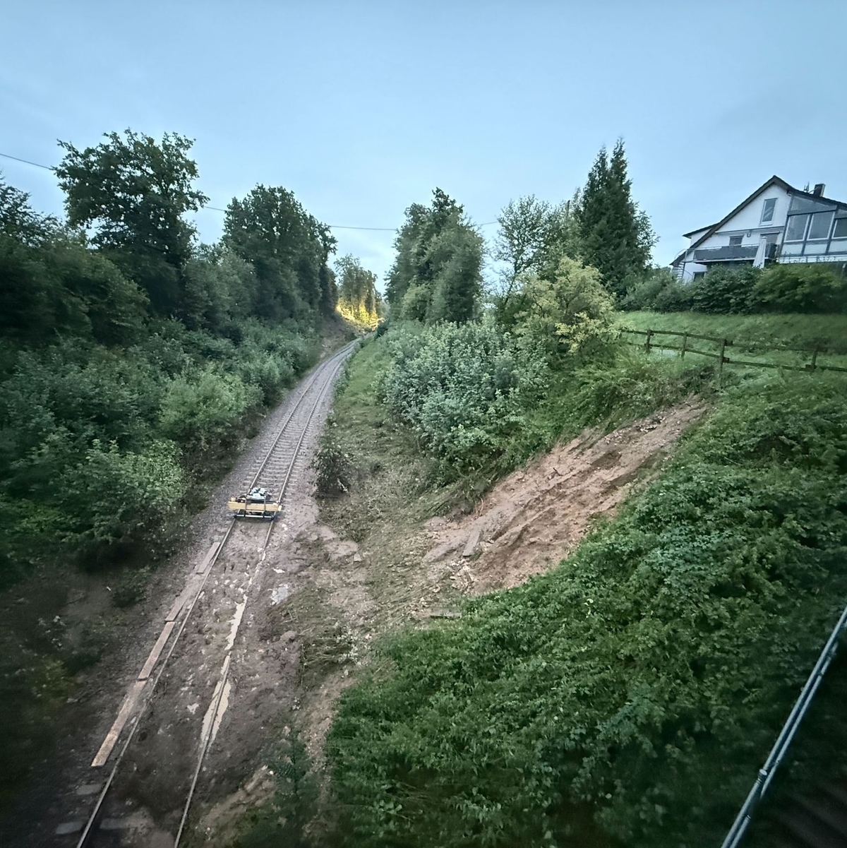 Die Bergung der Züge wird vorbereitet.  - Foto: Nico Pointner/dpa