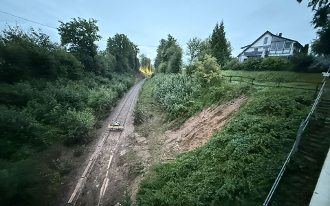 Nahe der Unfallstelle hatte es einen Hangrutsch gegeben. Die Ermittler untersuchen nun, ob das die Ursache für das Unglück gewesen sein könnte.  - Foto: Nico Pointner/dpa