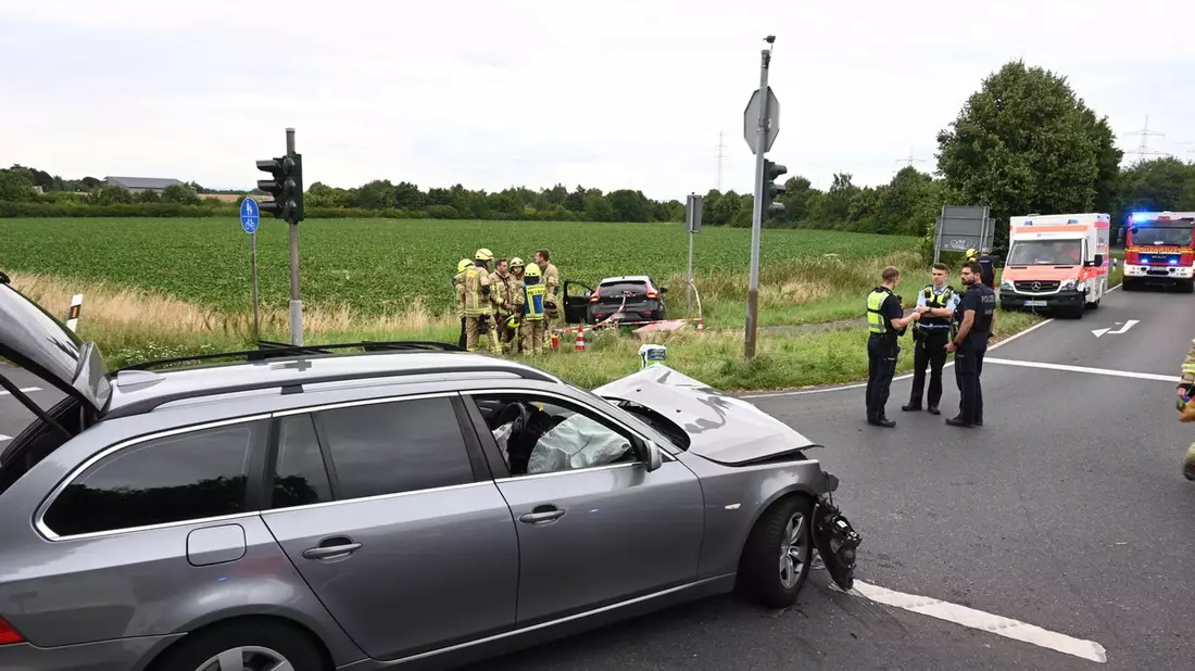 FW Pulheim: Pulheim-Stommeln - Kollision im Kreuzungsbereich - Bild: presseportal.de