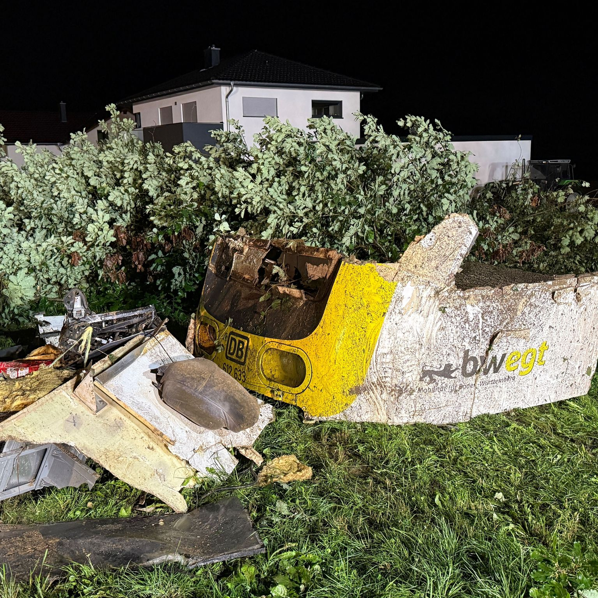 Teile des entgleisten Personenzuges liegen neben einem Streckenabschnitt.  - Foto: Nico Pointner/dpa