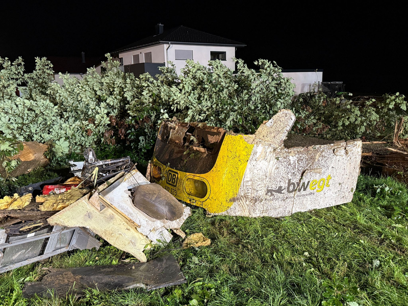 Teile des entgleisten Personenzuges liegen neben einem Streckenabschnitt.  - Foto: Nico Pointner/dpa