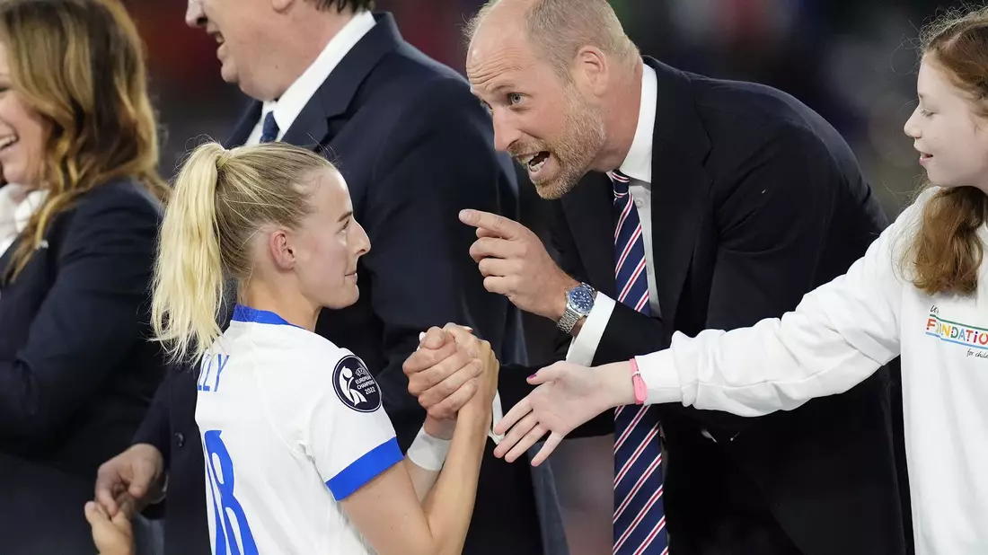 Gut gemacht: Prinz William beglückwünscht Siegtorschützin Chloe Kelly. - Bild: Nick Potts/PA Wire/dpa