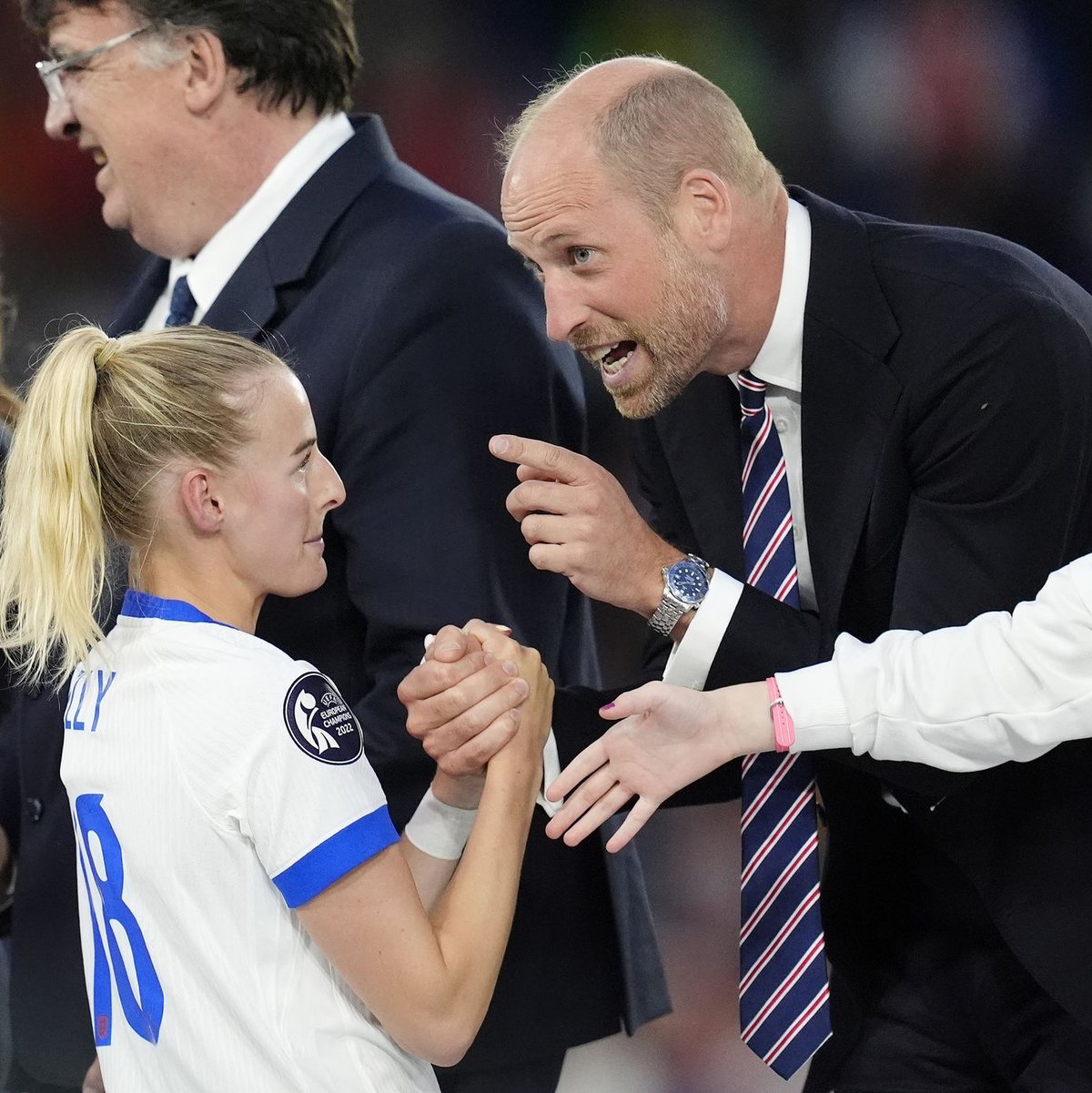 Gut gemacht: Prinz William beglückwünscht Siegtorschützin Chloe Kelly. - Foto: Nick Potts/PA Wire/dpa