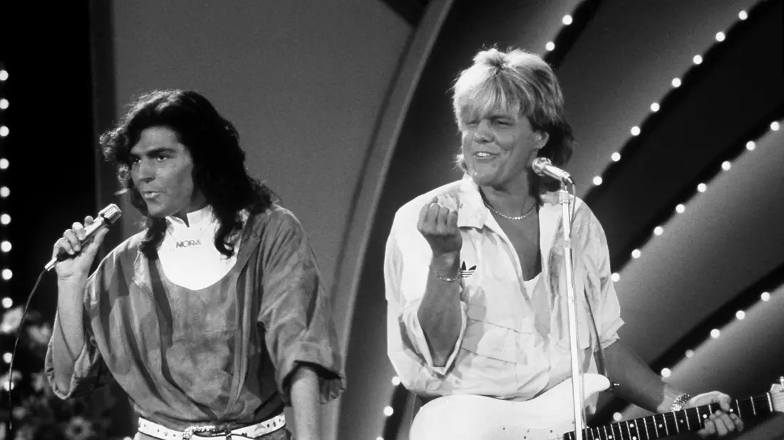 Das deutsche Pop-Duo Modern Talking mit Thomas Anders (links) und Dieter Bohlen bei einem Auftritt im Oktober 1985. - Bild: Von_Maydell/dpa