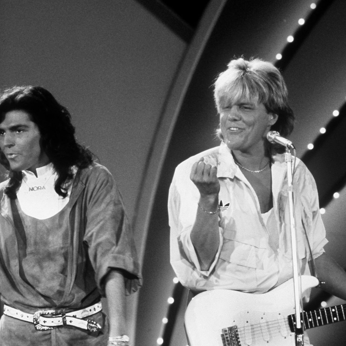 Das deutsche Pop-Duo Modern Talking mit Thomas Anders (links) und Dieter Bohlen bei einem Auftritt im Oktober 1985. - Foto: Von_Maydell/dpa