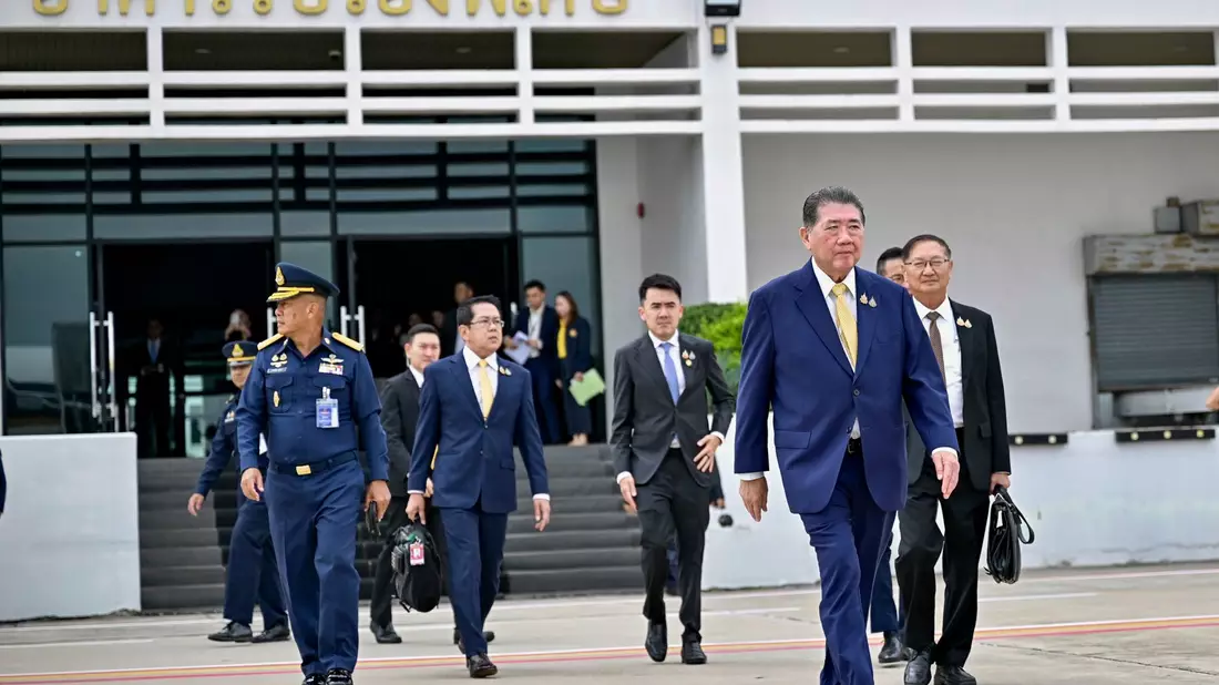 Thailands Übergangsministerpräsident Phumtham Wechayachai flog am Morgen nach Malaysia ab.  - Bild: Uncredited/The Government Spokesman Office/AP/dpa