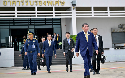 Thailands Übergangsministerpräsident Phumtham Wechayachai flog am Morgen nach Malaysia ab.  - Foto: Uncredited/The Government Spokesman Office/AP/dpa