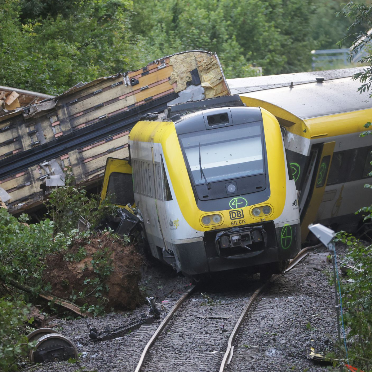 Mit einem Kran wurden am Montagabend die ersten Waggons des entgleisten Zugs geborgen.  - Foto: Thomas Warnack/dpa