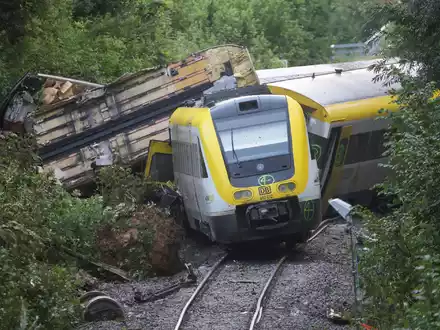 Mit einem Kran wurden am Montagabend die ersten Waggons des entgleisten Zugs geborgen.  - Foto: Thomas Warnack/dpa