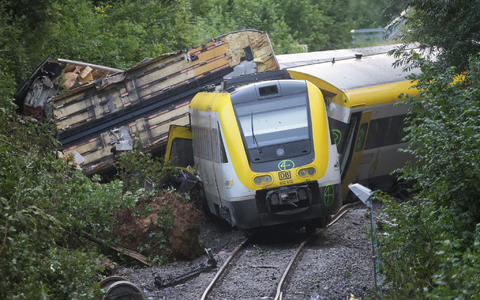 Mit einem Kran wurden am Montagabend die ersten Waggons des entgleisten Zugs geborgen. - Foto: Thomas Warnack/dpa Mit einem Kran wurden am Montagabend die ersten Waggons des entgleisten Zugs geborgen. - Foto: Thomas Warnack/dpa