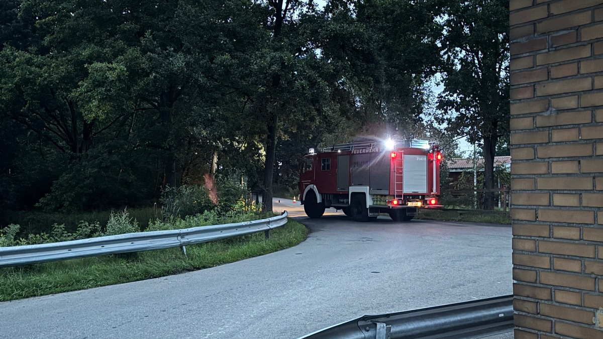 FW Flotwedel: Ölfilm auf der Aller - Leckgeschlagener Hydraulikzylinder sorgt für Feuerwehreinsatz - Foto: presseportal.de