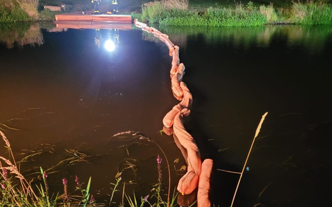 FW Celle: Aufbau einer Ölsperre - Foto: presseportal.de