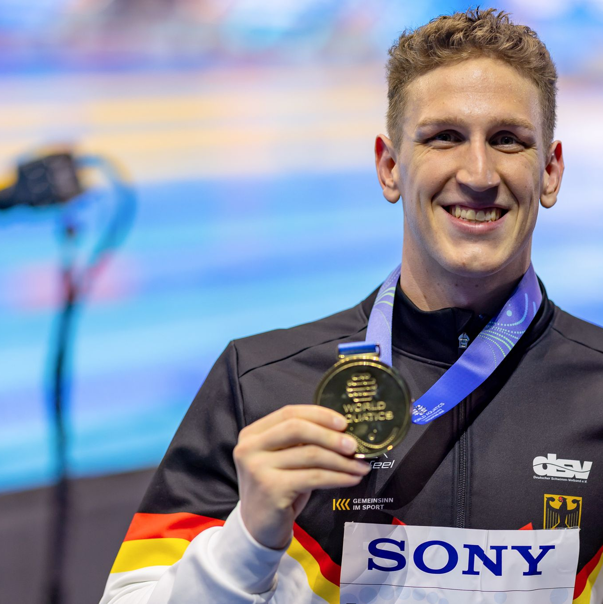 Lukas Märtens darf sich nach Gold nun auch noch über Bronze freuen. - Foto: Jo Kleindl/dpa