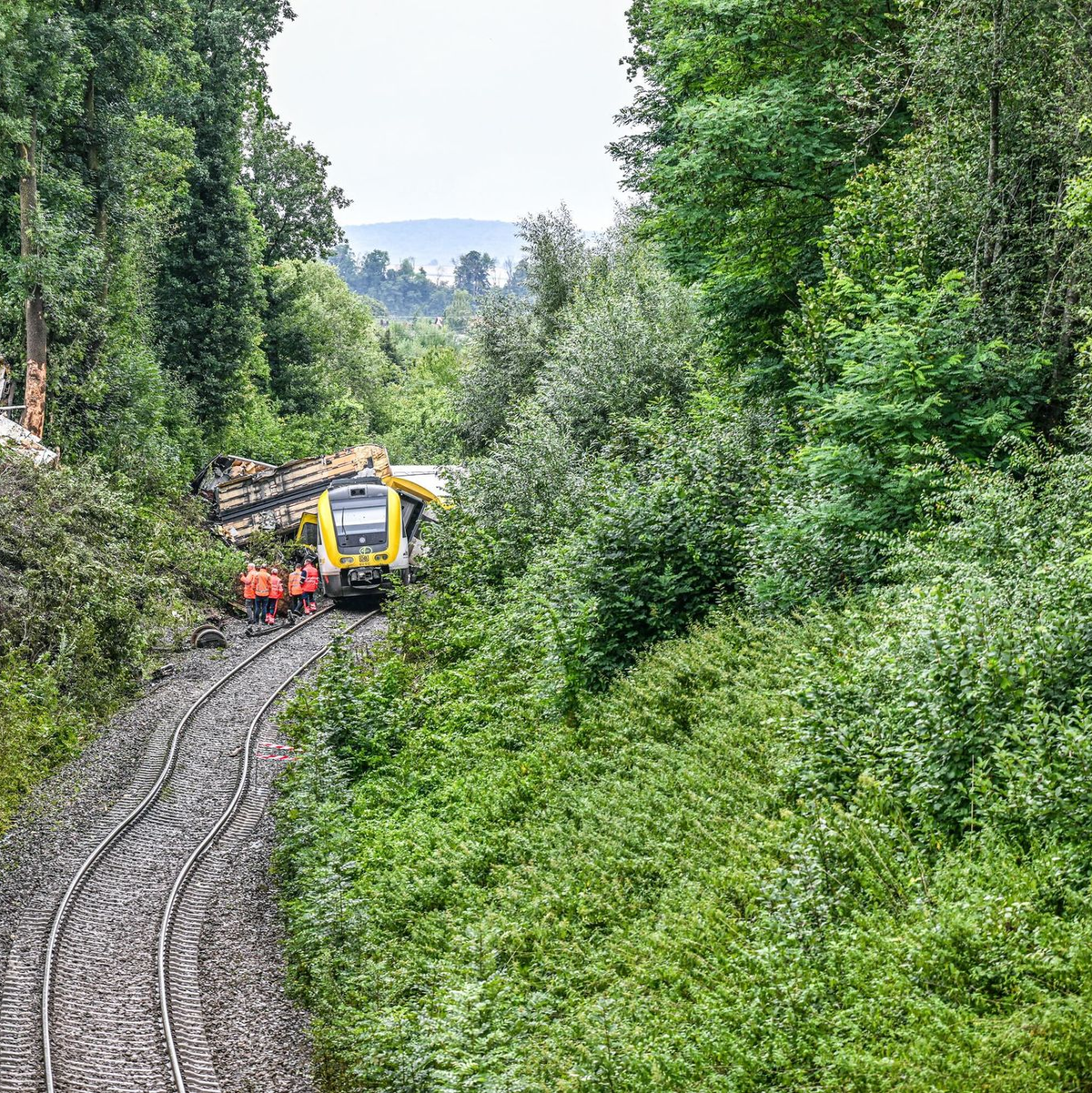 Bei dem Zugunglück waren drei Menschen getötet worden, darunter der Lokführer.  - Foto: Jason Tschepljakow/dpa