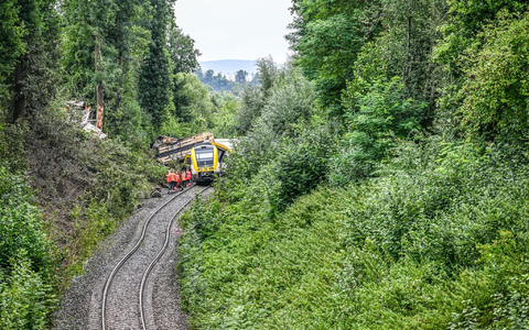 Die Überreste eines der Wagen wegen abtransportiert.  - Foto: Jason Tschepljakow/dpa