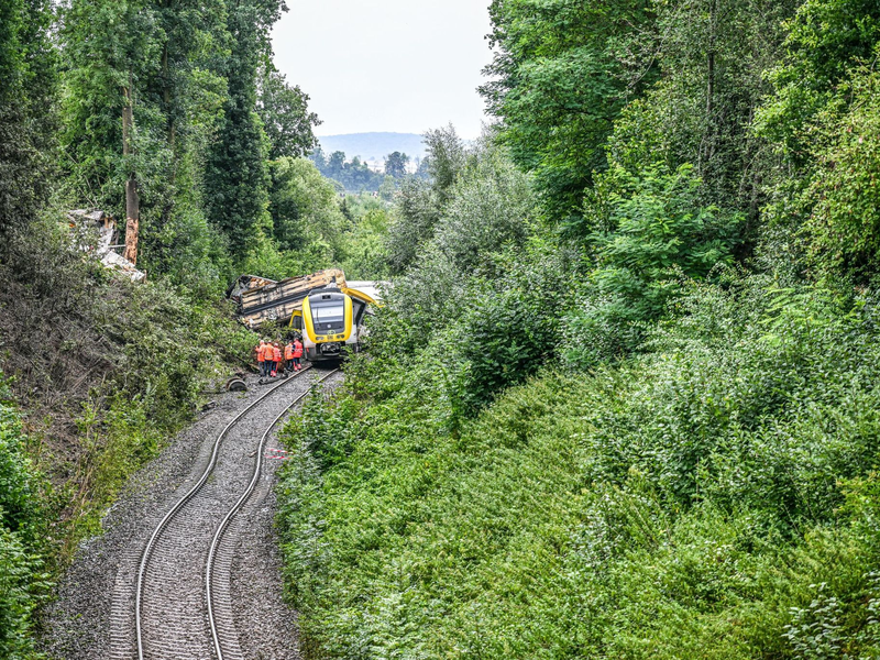 Ein Waggon ist zum Abtransport auf einen Tieflader verladen worden. - Foto: Jason Tschepljakow/dpa