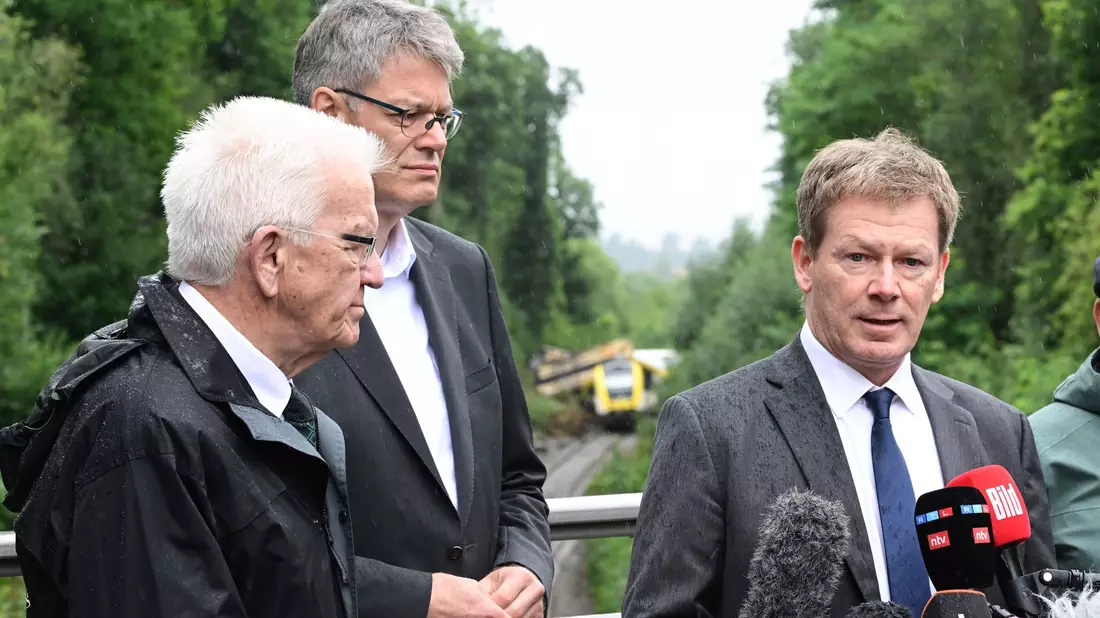 Bahnchef Lutz ringt um Fassung.  - Bild: Bernd Weißbrod/dpa