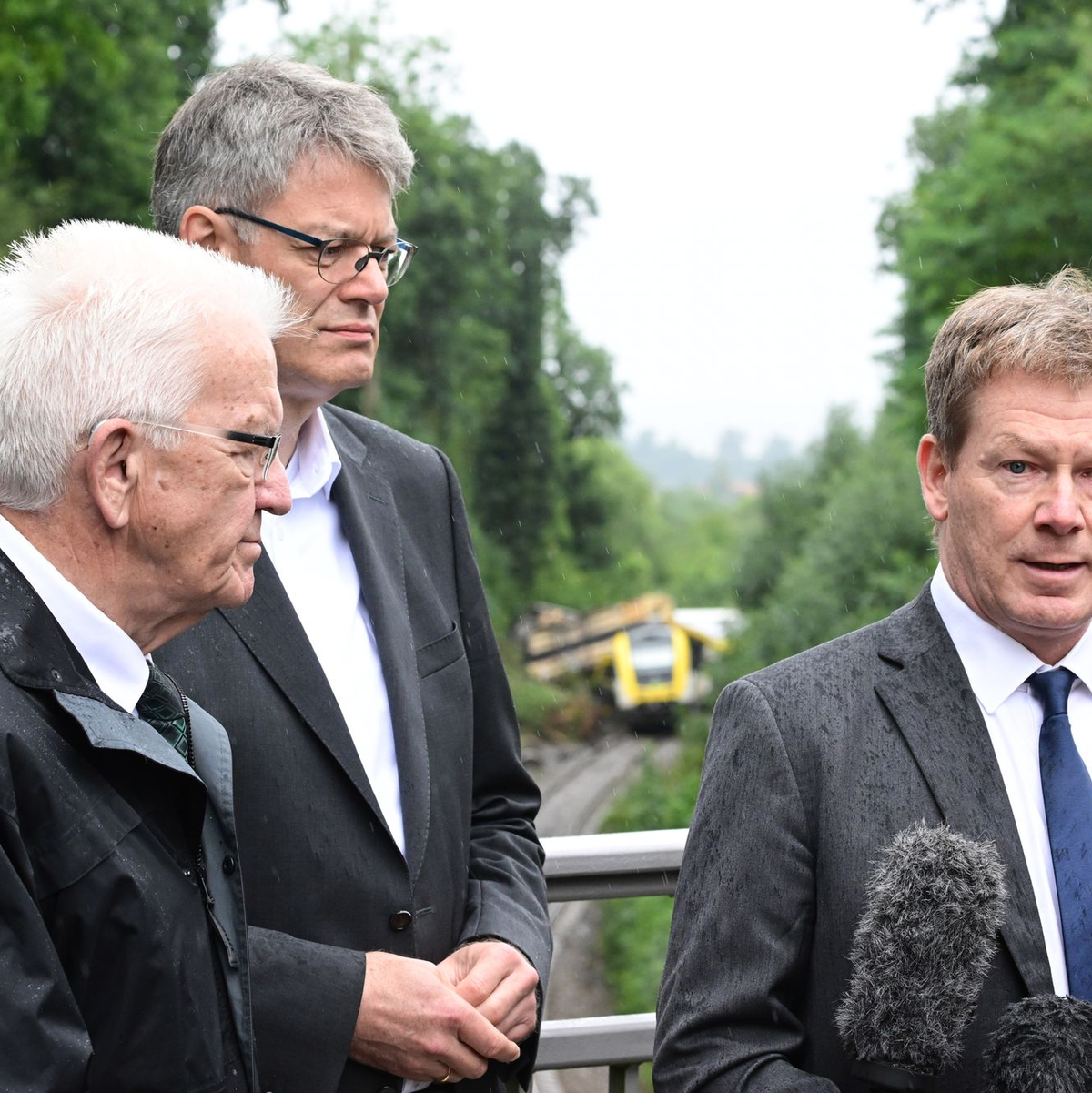 Bahnchef Lutz ringt um Fassung.  - Foto: Bernd Weißbrod/dpa