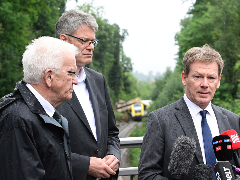 Bahnchef Lutz ringt um Fassung.  - Foto: Bernd Weißbrod/dpa