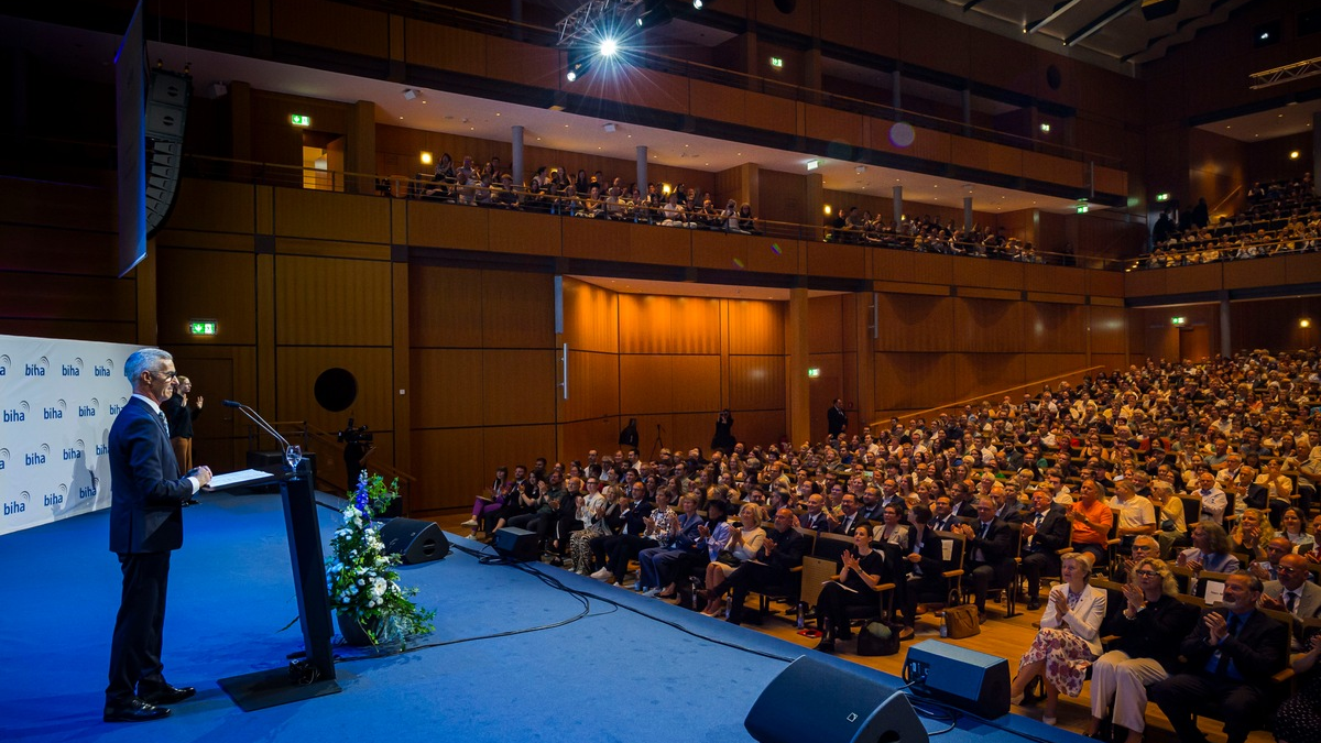 Bundesweit größte Gesellenfreisprechung in Lübeck / Die Hörakustiker-Branche feiert neue 511 Fachkräfte - Foto: presseportal.de