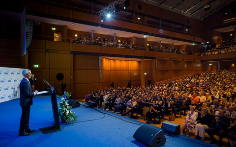 Bundesweit gröĂte Gesellenfreisprechung in LĂŒbeck / Die Hörakustiker-Branche feiert neue 511 FachkrĂ€fte - Foto: presseportal.de Bundesweit gröĂte Gesellenfreisprechung in LĂŒbeck / Die Hörakustiker-Branche feiert neue 511 FachkrĂ€fte - Foto: presseportal.de