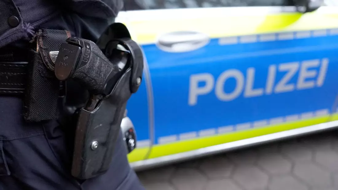 Die Polizei ermittelt nach Schüssen in Hamburg-Altona. Unklar ist, wer wann auf das Gebäude eines Buchgroßhändlers geschossen hat. (Archivbilder) - Bild: Marcus Brandt/dpa