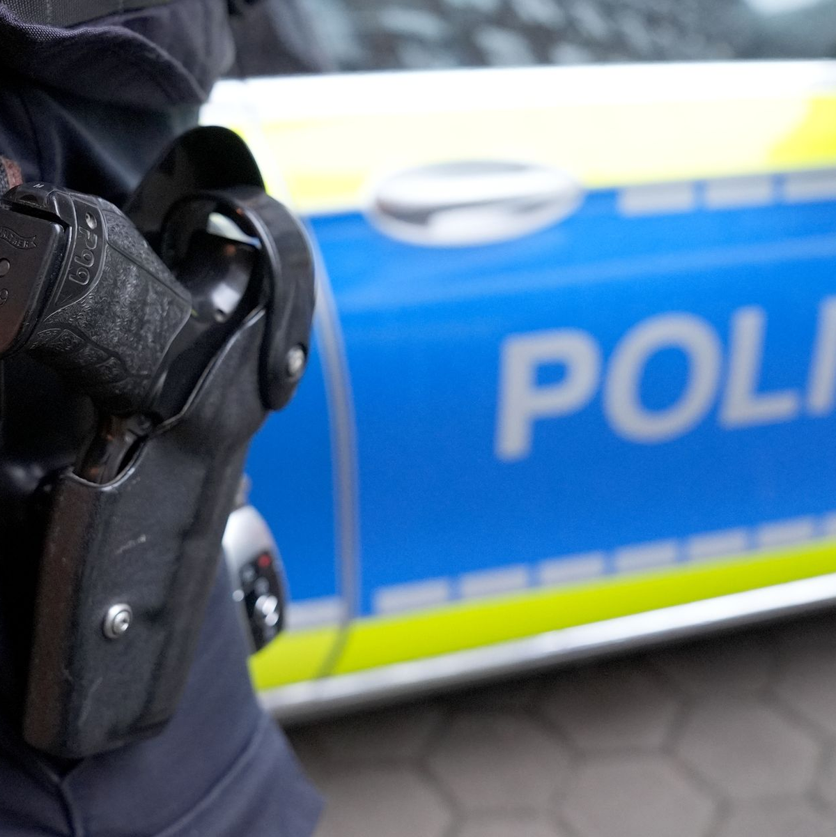Die Polizei ermittelt nach Schüssen in Hamburg-Altona. Unklar ist, wer wann auf das Gebäude eines Buchgroßhändlers geschossen hat. (Archivbilder) - Foto: Marcus Brandt/dpa