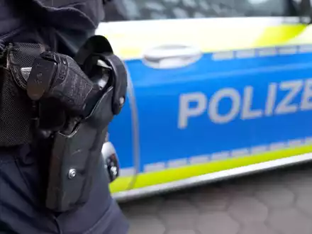 Die Polizei ermittelt nach Schüssen in Hamburg-Altona. Unklar ist, wer wann auf das Gebäude eines Buchgroßhändlers geschossen hat. (Archivbilder) - Foto: Marcus Brandt/dpa