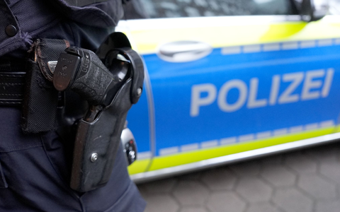 Die Polizei ermittelt nach Schüssen in Hamburg-Altona. Unklar ist, wer wann auf das Gebäude eines Buchgroßhändlers geschossen hat. (Archivbilder) - Foto: Marcus Brandt/dpa