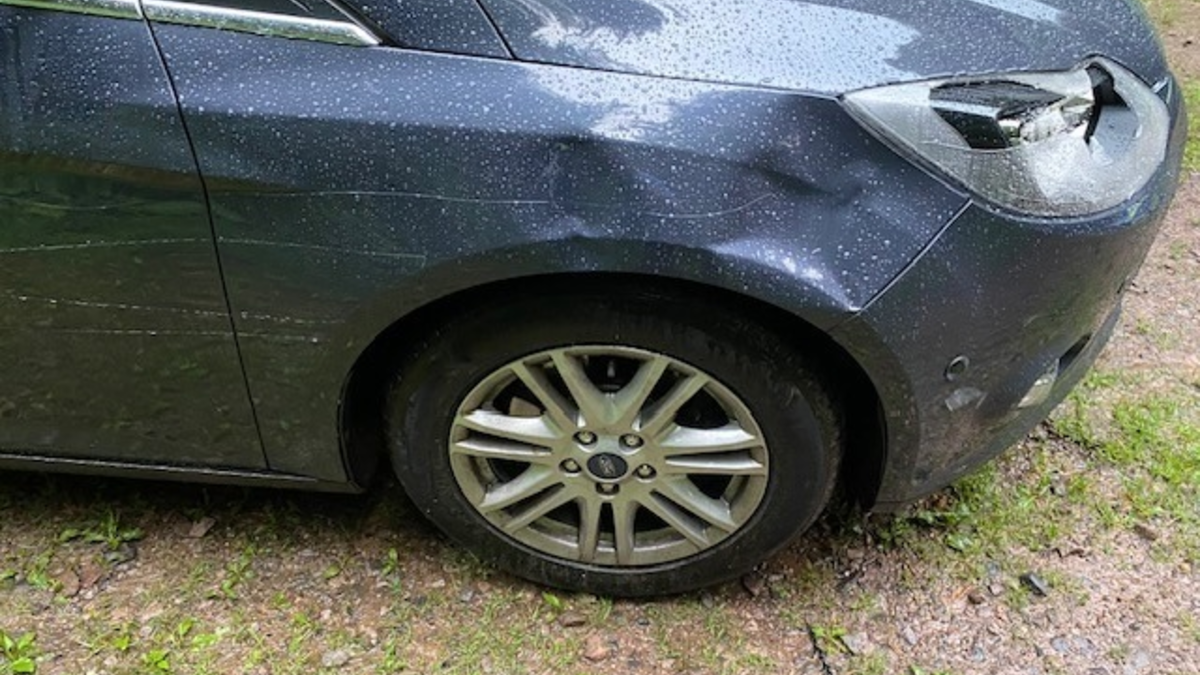 POL-PDPS: Wer hat den Ford beschädigt? Polizei bittet um Hinweise. - Foto: presseportal.de