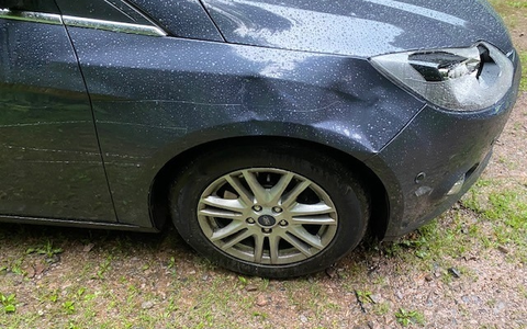 POL-PDPS: Wer hat den Ford beschädigt? Polizei bittet um Hinweise. - Foto: presseportal.de