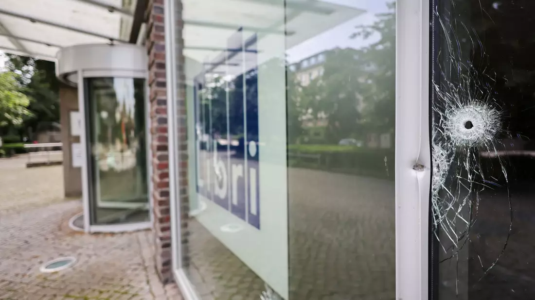 Rund zehn Einschusslöcher und mehrere Patronenhülsen sowie Patronen hat die Polizei gefunden. - Bild: Christian Charisius/dpa