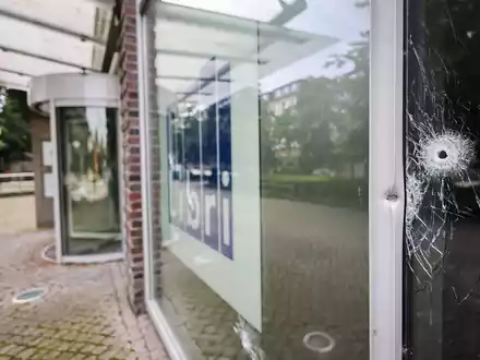 Rund zehn Einschusslöcher und mehrere Patronenhülsen sowie Patronen hat die Polizei gefunden. - Foto: Christian Charisius/dpa