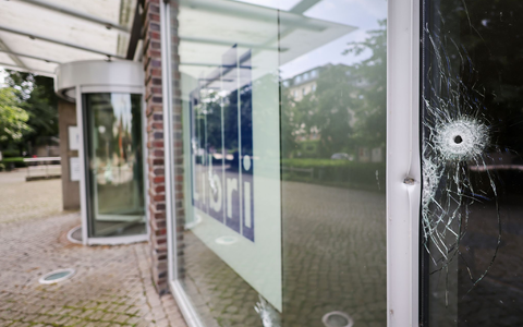 Rund zehn Einschusslöcher und mehrere Patronenhülsen sowie Patronen hat die Polizei gefunden. - Foto: Christian Charisius/dpa