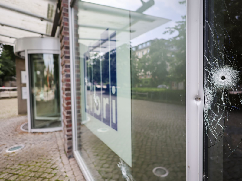 Rund zehn Einschusslöcher und mehrere Patronenhülsen sowie Patronen hat die Polizei gefunden. - Foto: Christian Charisius/dpa