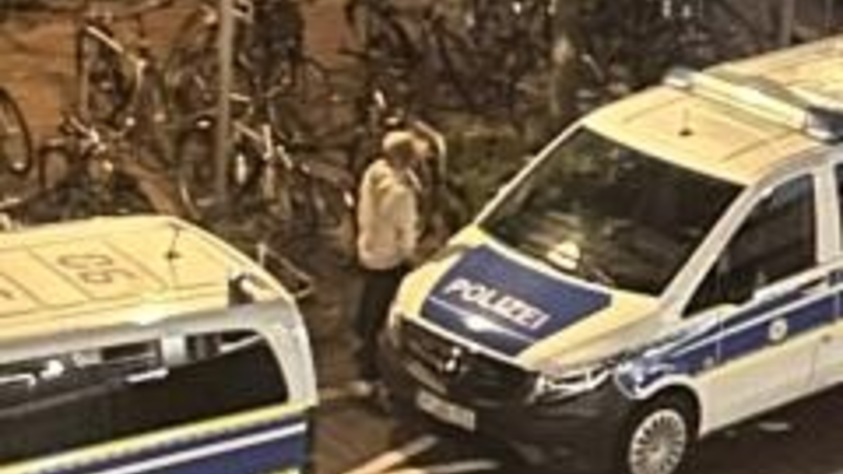 BPOL-FL: NMS - Mann pinkelt gegen Dienst KFZ und flüchtet - Foto: presseportal.de