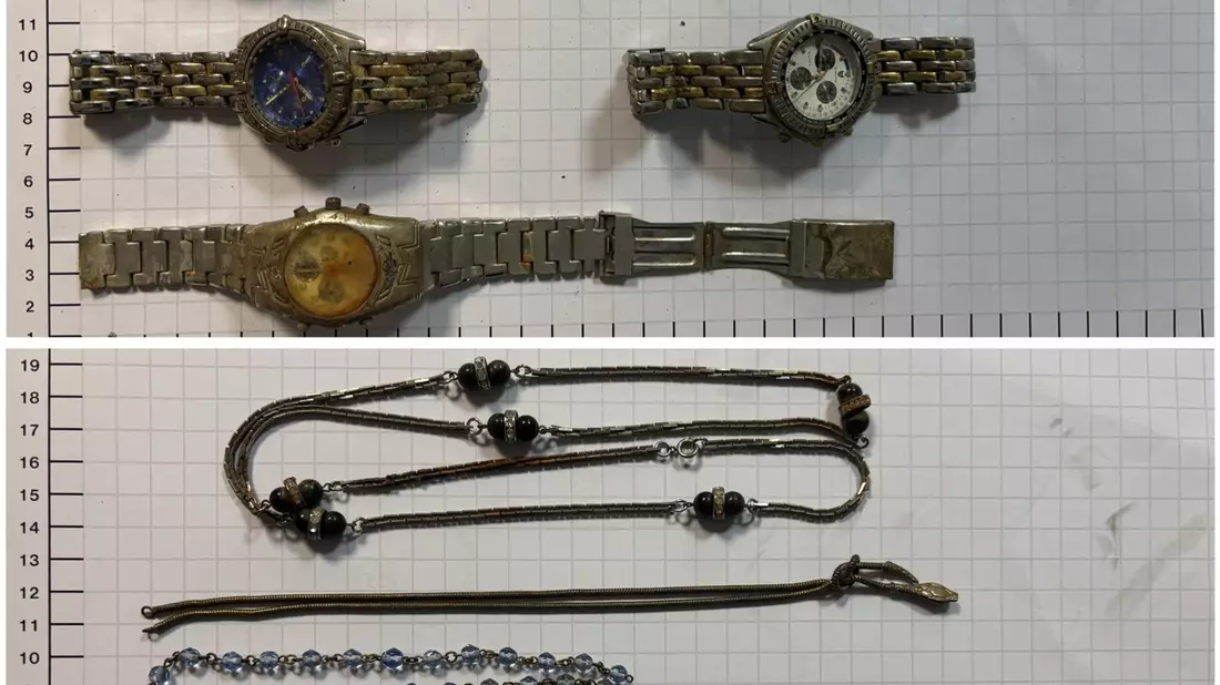BPOL NRW: Mann mit diversem Schmuck angetroffen - Bundespolizei ermittelt gegen mutmaßlichen Dieb - Bild: presseportal.de