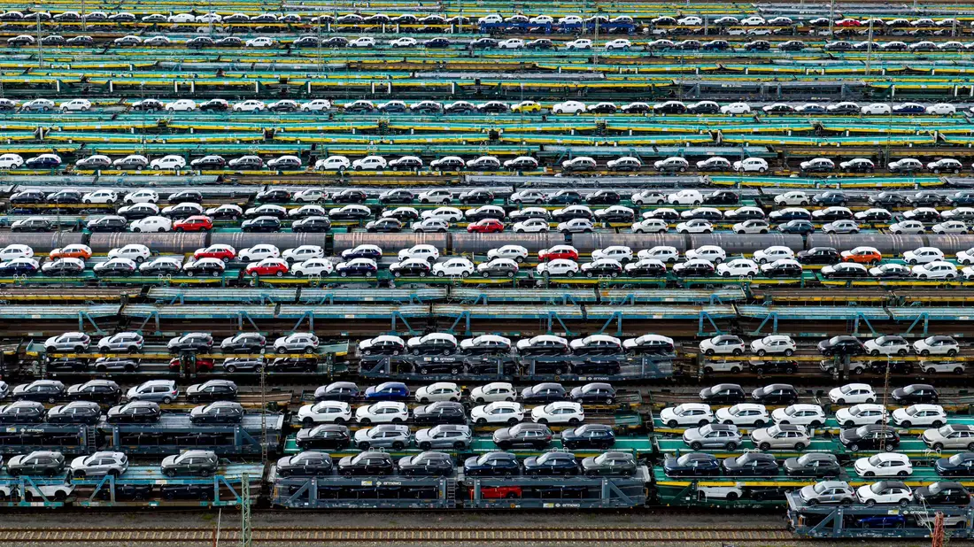 Für die Menschen hierzulande könnten große Autos billiger werden. - Bild: Sina Schuldt/dpa