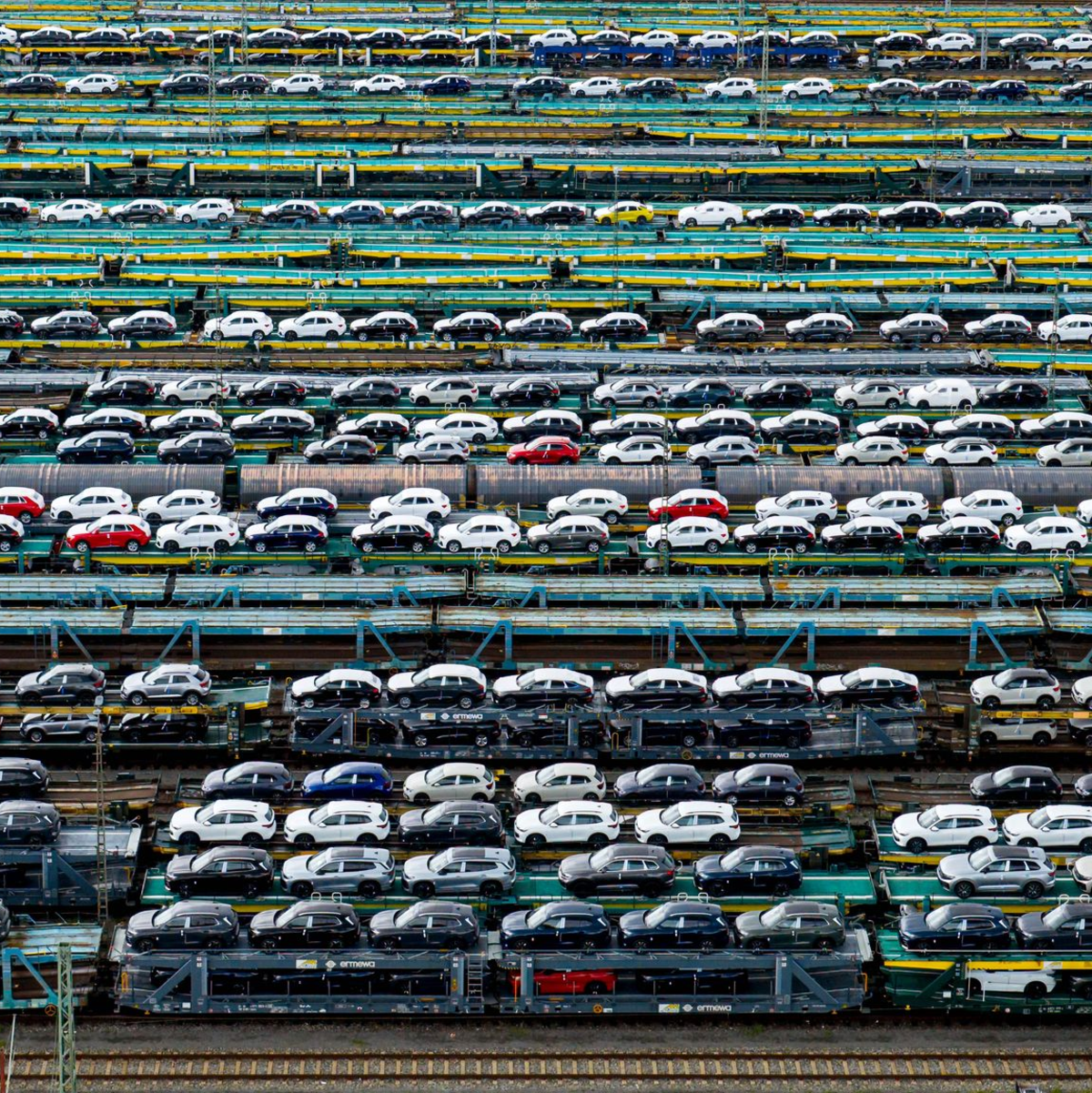 Autotransporte in Bremen: Auf die deutsche Automobilindustrie kommen durch den Zolldeal erhebliche Belastungen zu. - Foto: Sina Schuldt/dpa