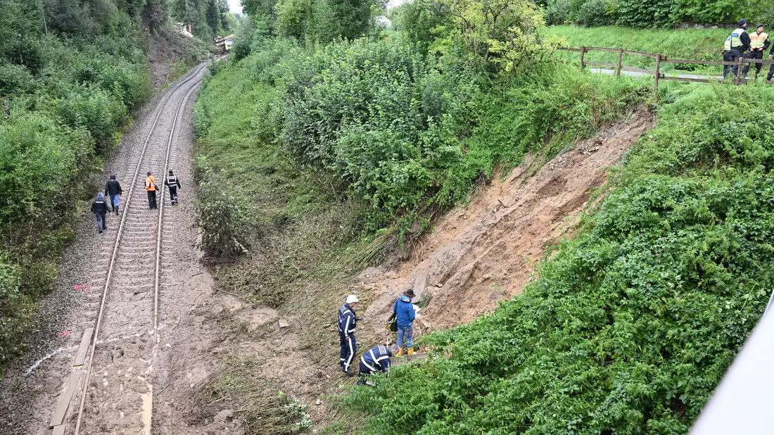 Der entgleiste Zug ist noch an der Unfallstelle. - Bild: Bernd Weißbrod/dpa