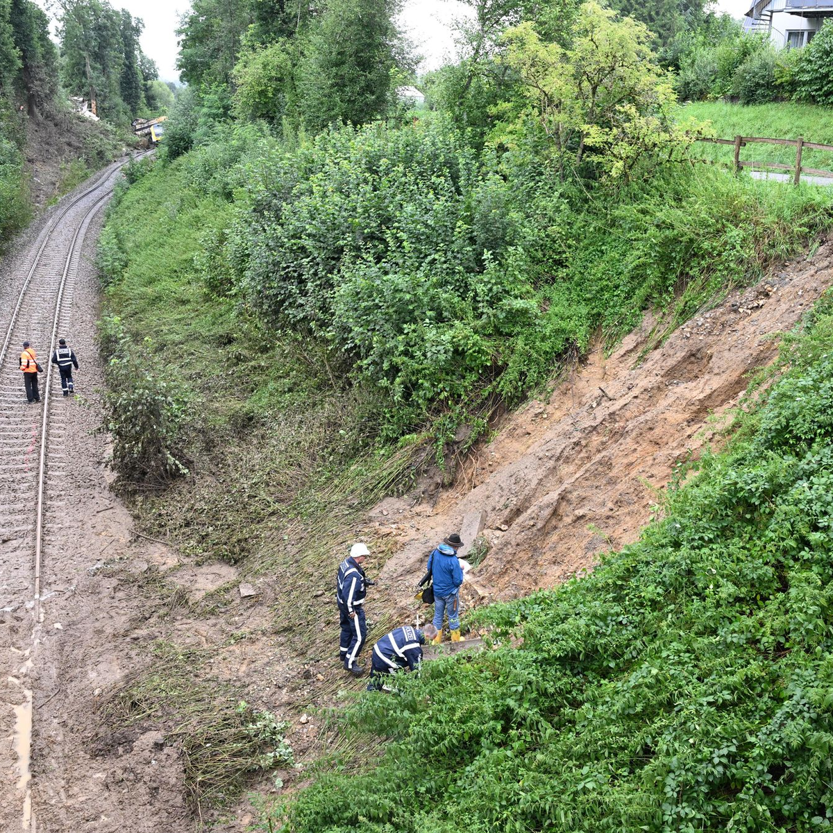 Der entgleiste Zug ist noch an der Unfallstelle. - Foto: Bernd Weißbrod/dpa