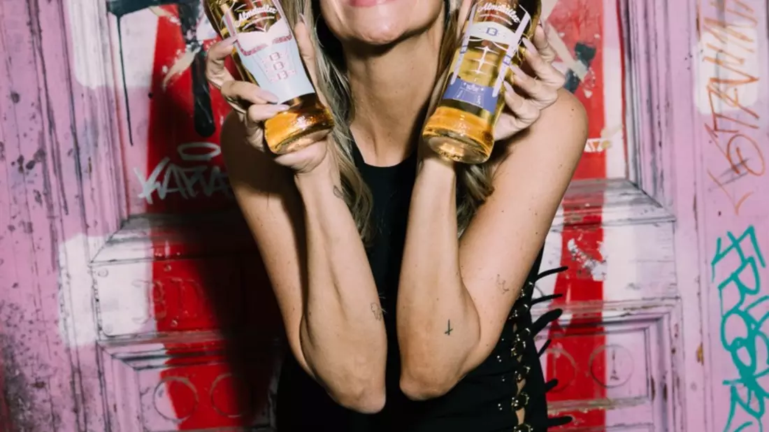 Almdudler ist Lizenzpartner der Landeshauptstadt München: Star-Designerin Marina Hoermanseder gestaltet Oktoberfest Edition und setzt Almdudler erfrischend neu ins Szene - Bild: presseportal.de