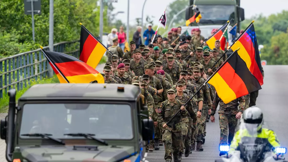 Mit dem Marsch gedenken die Teilnehmer der im Dienst verstorbenen Soldaten. - Bild: Soeren Stache/dpa