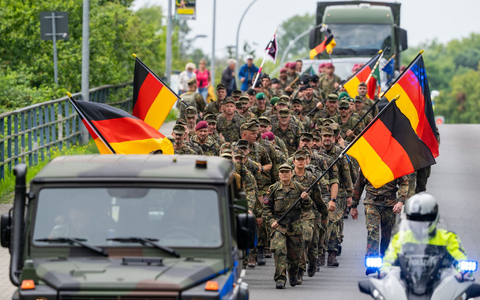 Mit dem Marsch gedenken die Teilnehmer der im Dienst verstorbenen Soldaten. - Foto: Soeren Stache/dpa
