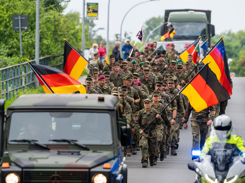 Mit dem Marsch gedenken die Teilnehmer der im Dienst verstorbenen Soldaten. - Foto: Soeren Stache/dpa