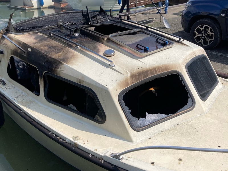 POL-DU: Duisburg/Waltrop: Sportboot geriet in Brand - Foto: presseportal.de