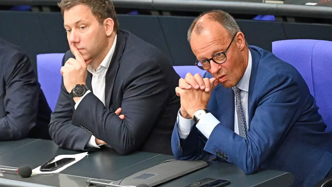 Knapp 100 Tage nach Antritt der schwarz-roten Koalition fällt die Bilanz laut einer Umfrage gemischt aus. (Archivbild) - Bild: Niklas Treppner/dpa
