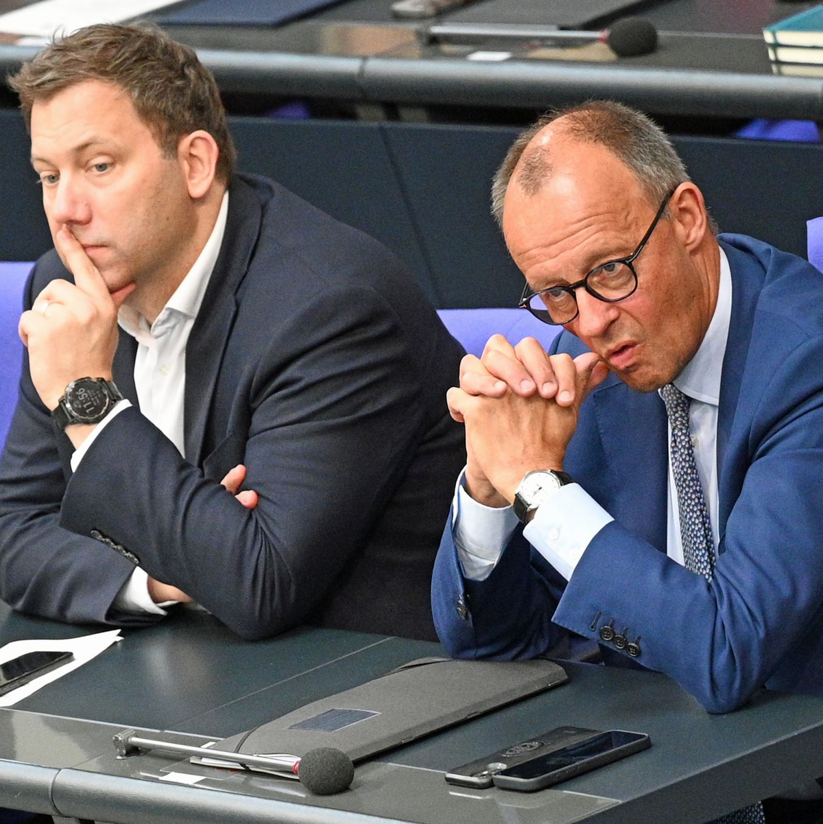Die Lücke im Haushalt ist durch Kompromisse von SPD und Union größer geworden - Finanzminister Lars Klingbeil (SPD) und Kanzler Friedrich Merz (CDU) dürften nun noch einige Verhandlungen bevorstehen. (Archivbild) - Foto: Niklas Treppner/dpa