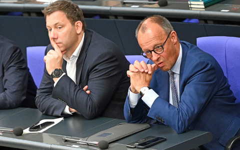 Die Lücke im Haushalt ist durch Kompromisse von SPD und Union größer geworden - Finanzminister Lars Klingbeil (SPD) und Kanzler Friedrich Merz (CDU) dürften nun noch einige Verhandlungen bevorstehen. (Archivbild) - Foto: Niklas Treppner/dpa